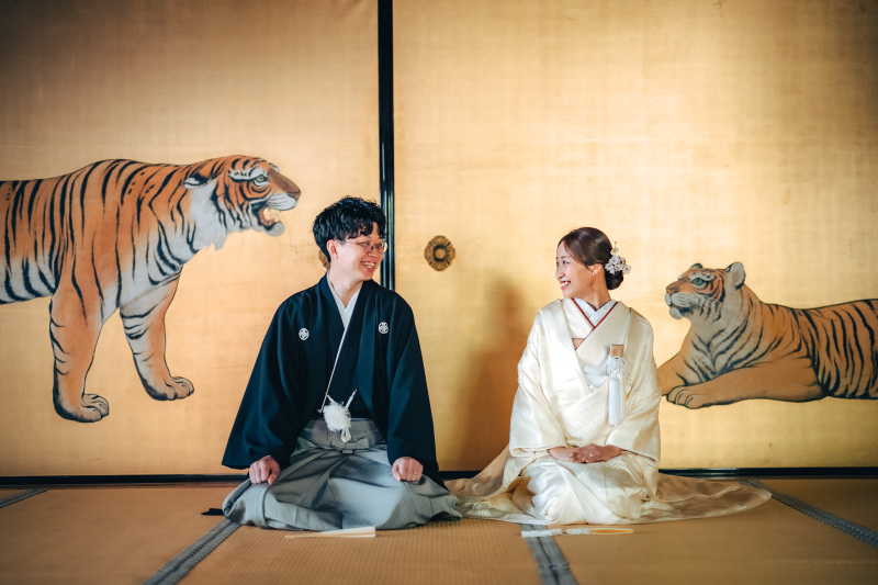 虎のデザインがとても迫力のある襖絵と一緒に