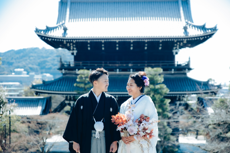 東山を背景に紋付袴と白無垢が似合う