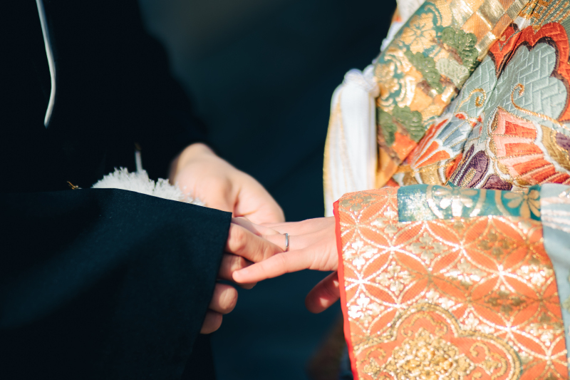 紋付袴と色打掛の袖元が華やかなお手元ショット