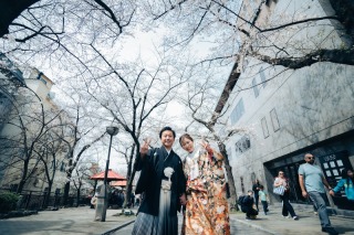 空高く、桜の下