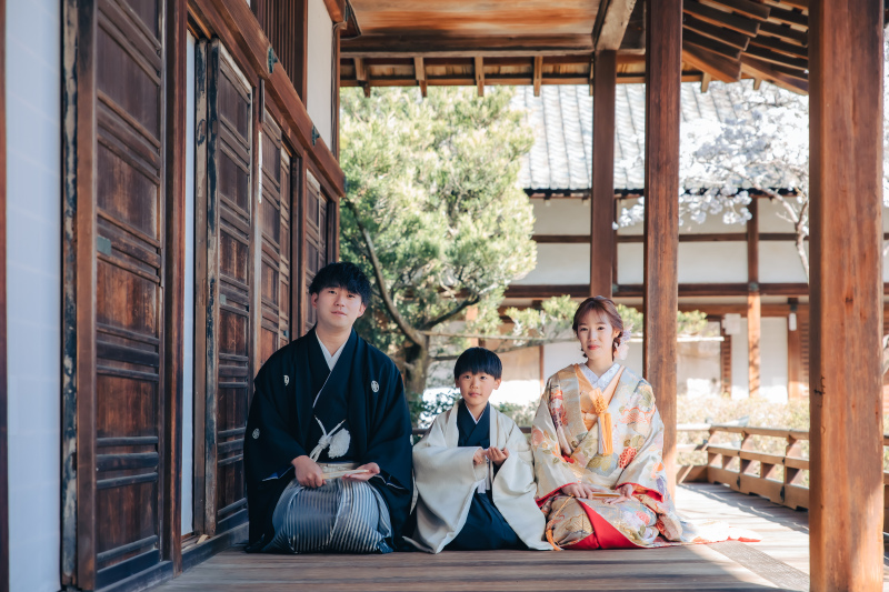 結婚写真に華を添える歴史ある建物と一緒に家族写真