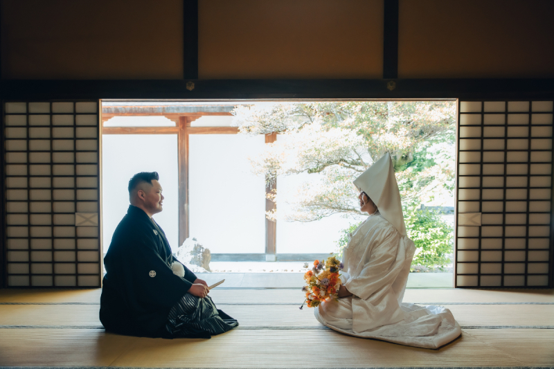 優しい光に包まれて向かい合うおふたりの姿を