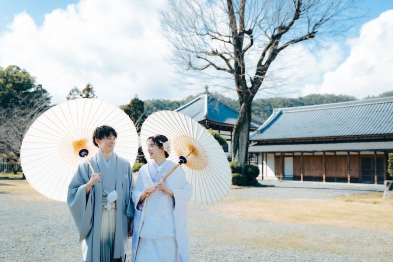 青空のもと、番傘を持ちながら