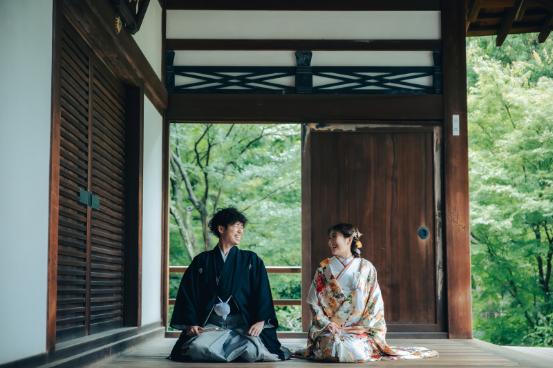 笑顔で見つめ合って