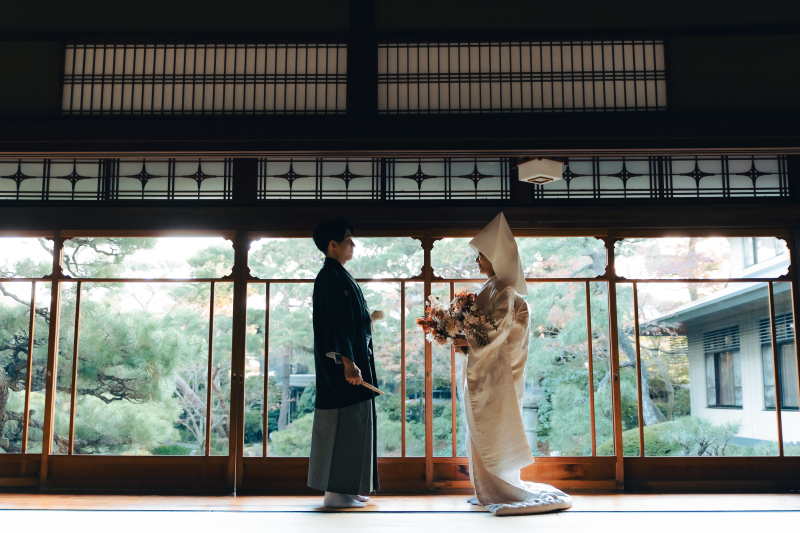 窓辺に向き合うおふたり