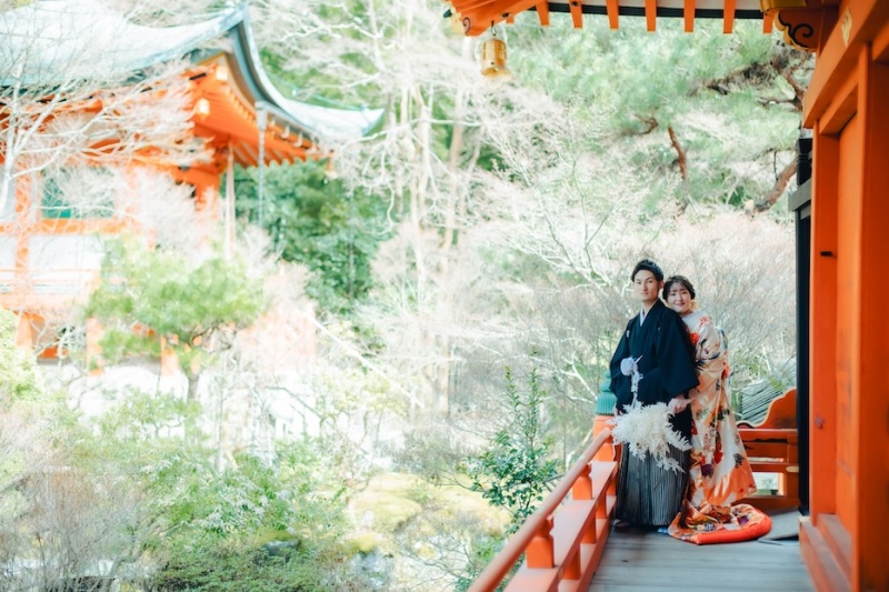 可愛らしく寄りかかって