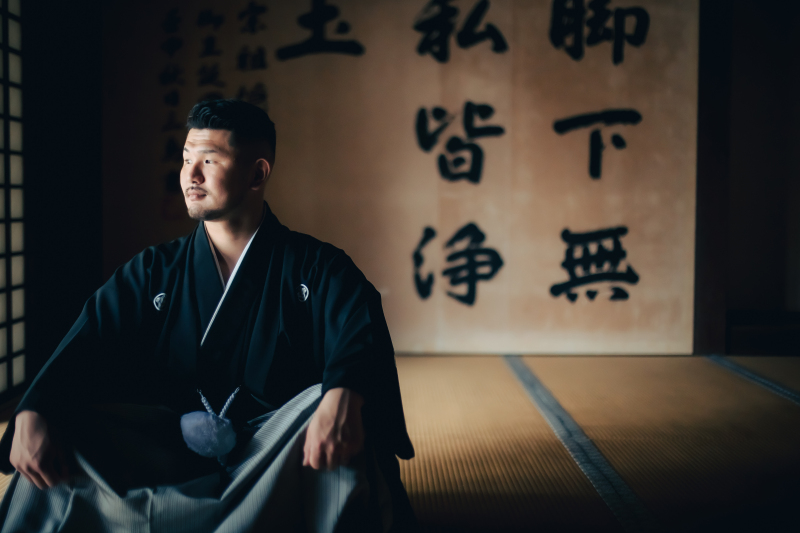 ご新郎様のソロショットは大人のカッコよさで