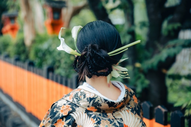 奇抜なヘアスタイルを一花で