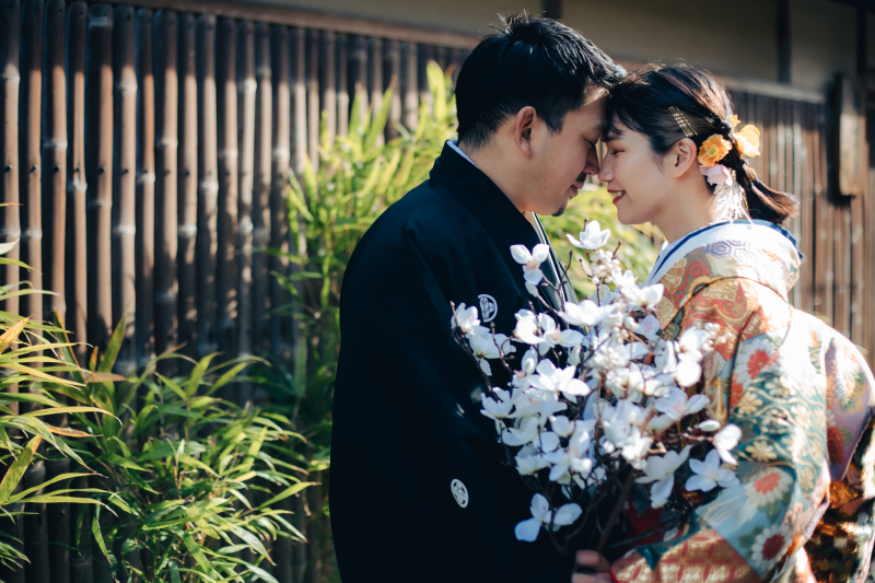 ブーケを手に額を寄せ合って