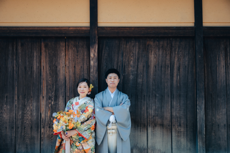 深い木目の背景でびしっと！