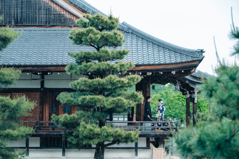 風景に溶け込むお二人