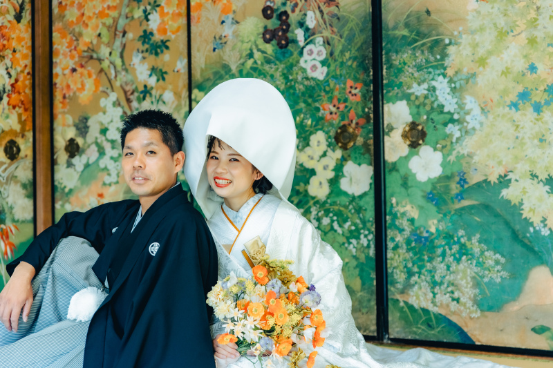 白と黒のコントラスト、心寄せ合う瞬間