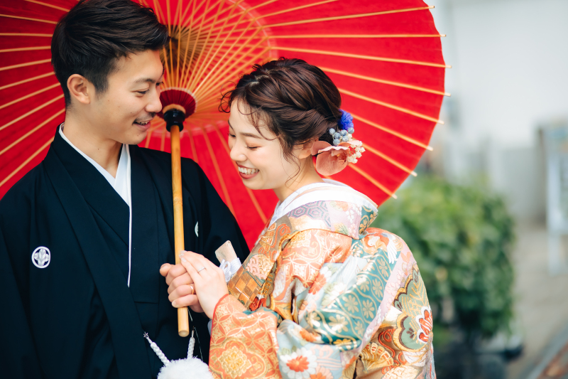 赤い番傘がおふたりを引き立てます
