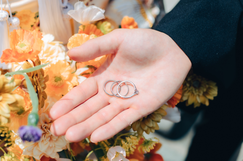 広げる手の中にはおふたりの誓いの証