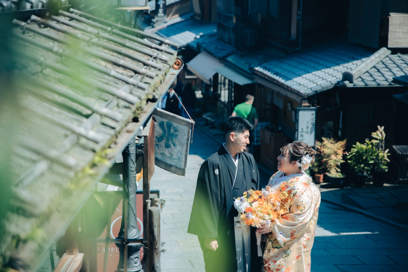 街中での一枚、おふたりだけの世界を