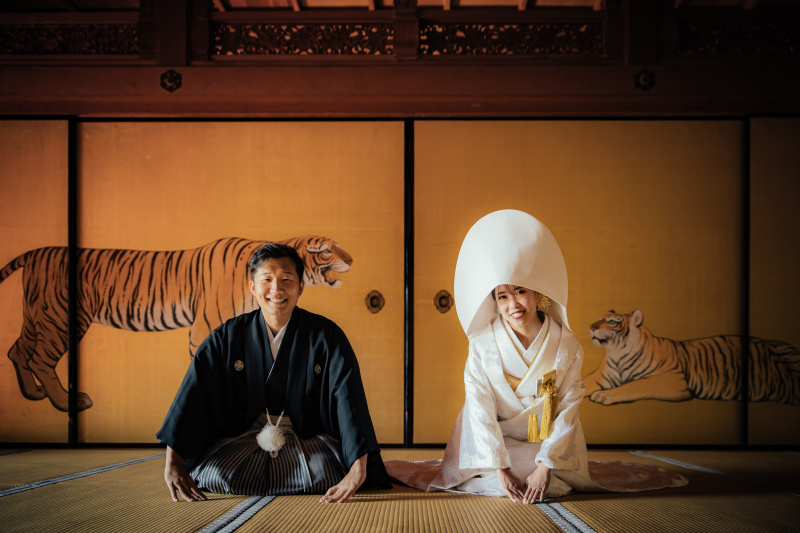 豪華な金屛風の前で正座ショット