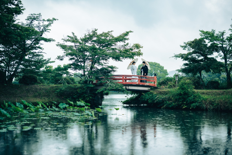 緑豊かな自然の中で白無垢姿が映えるスポット