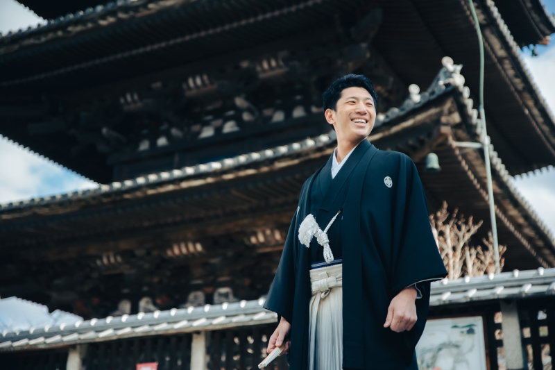 紋付袴姿で凛々しくポーズを