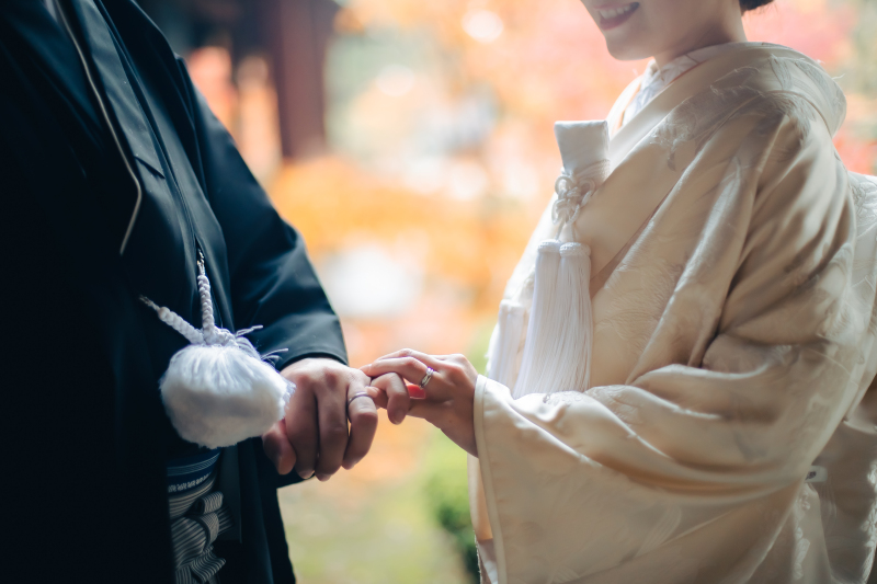 繋ぐ手元、その雰囲気は優しくドラマチックに