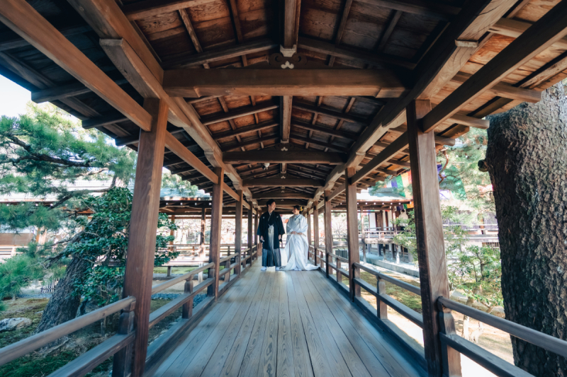 奥行き広がる渡り廊下で