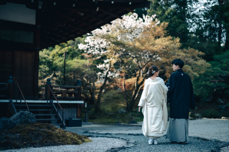 広い境内は和装が映える