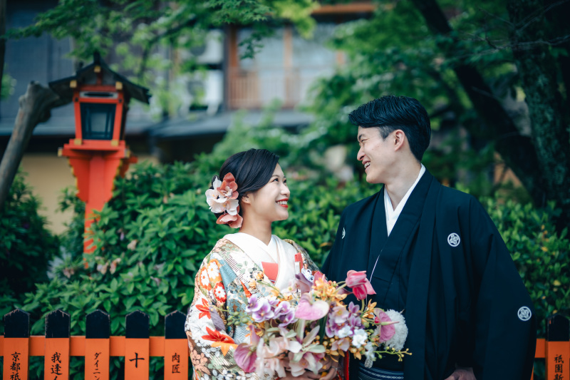 朱色の柵と共に