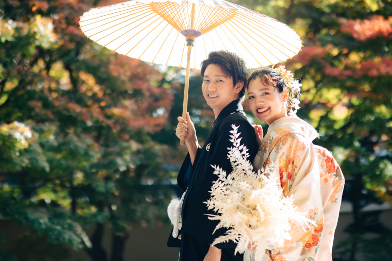 相合傘で進むおふたりの笑顔