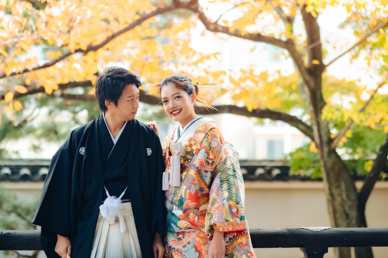 紅葉の下でそっと体を寄せ合い