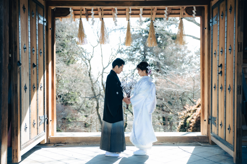 歴史ある広大な建物を背景に和装が似合う
