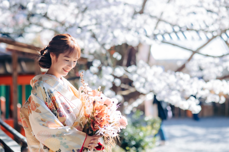 色とりどりに描かれた華やかな色打掛とブーケ