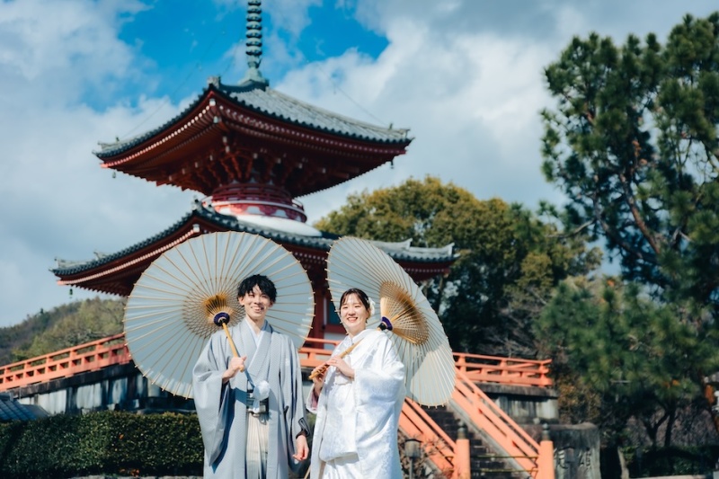 朱色の塔の前で