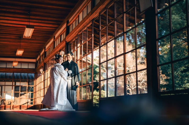 陽光差し込む回廊での誓い