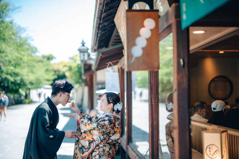 撮影の合間にはお団子をほおばりながら