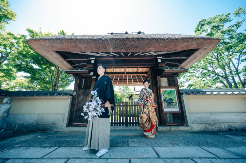 茅葺屋根の門を背に
