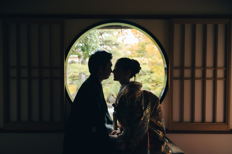 丸窓から覗く日本庭園とロマンチックなその姿