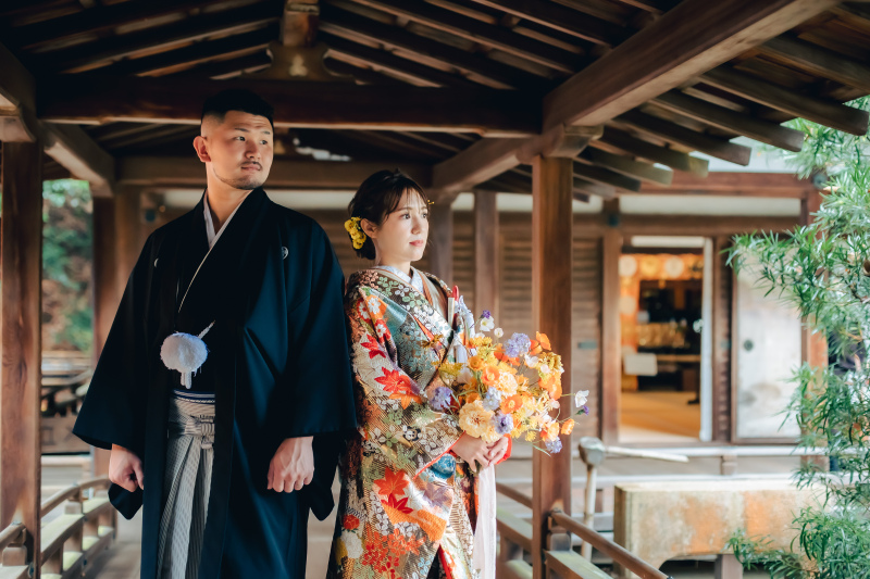 庭園を望む姿をクールな一枚に