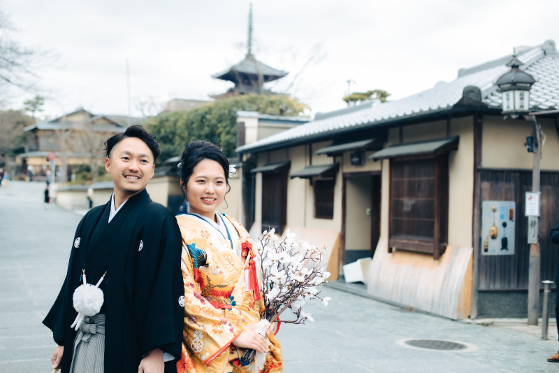 京都のシンボル「八坂の塔」を背景に