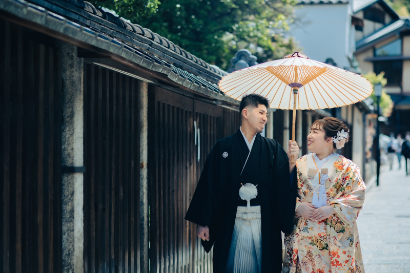 和傘の相合傘、可愛らしく歩みを進める姿