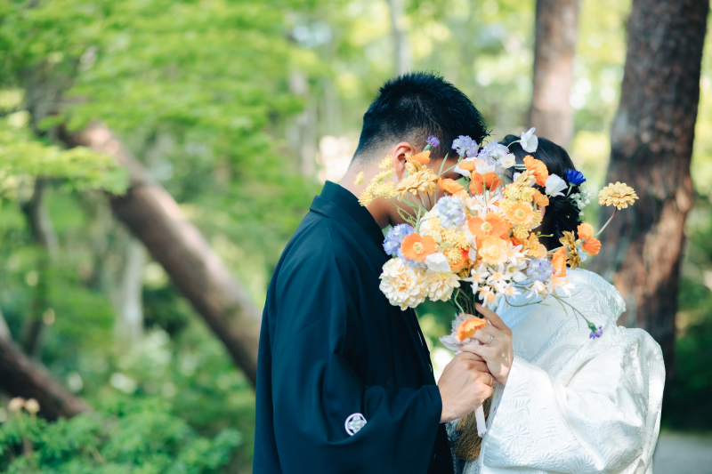 花のカーテンで愛の隠し撮り