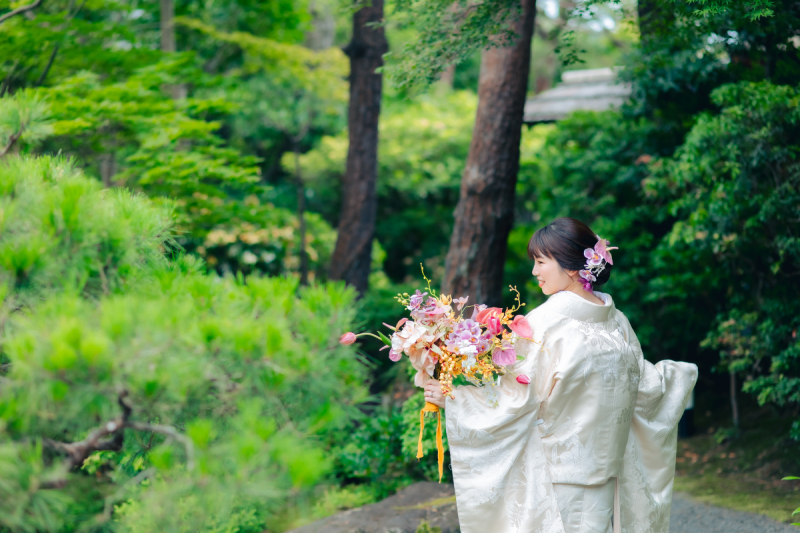 緑の中、白無垢映えるソロショット