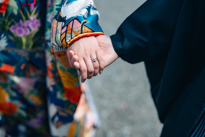 手を取り合って