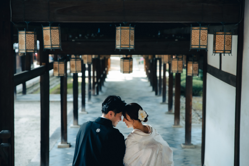灯篭並ぶ特別な空間でそっと顔を寄せ合って