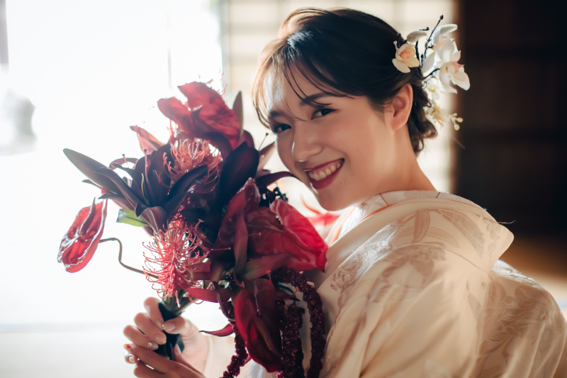 ご新婦様のソロショットは差し込む光の中で