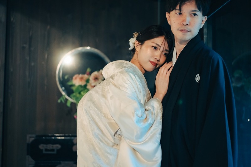 新郎様に寄り添う幸せな瞬間