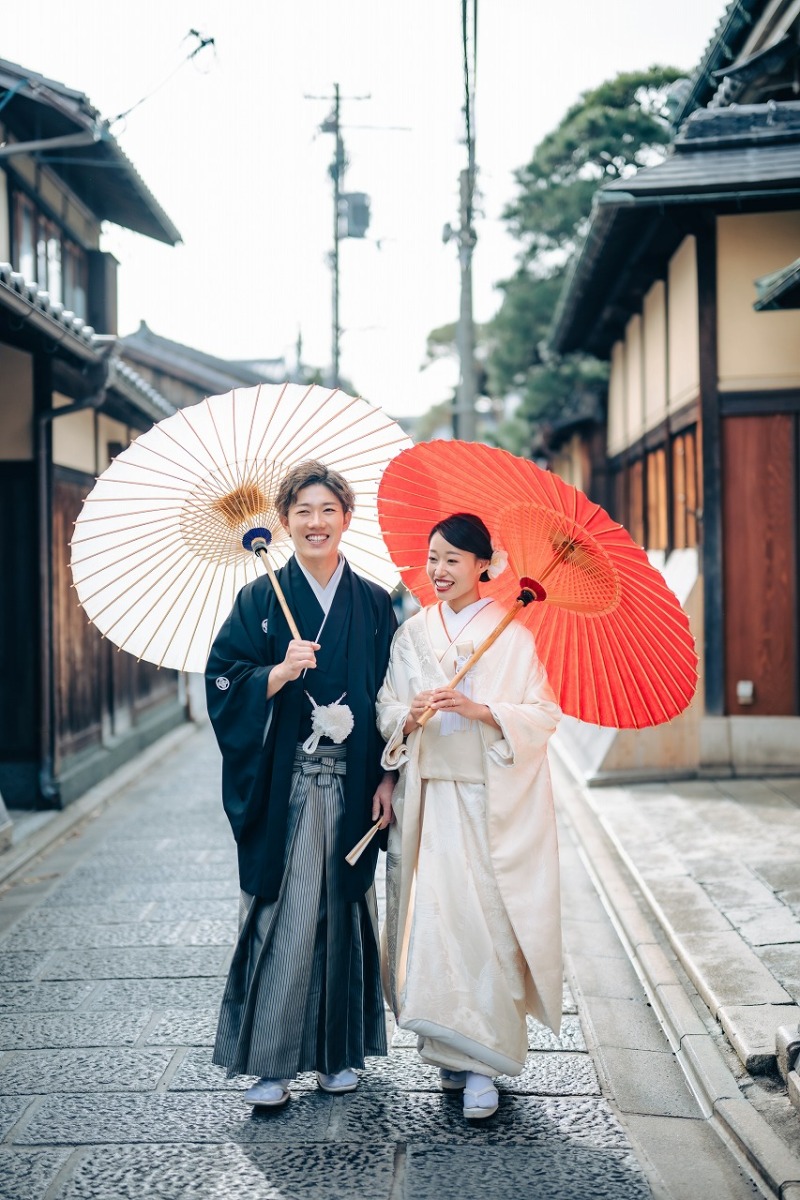和の街並みに映える、幸せなおふたり