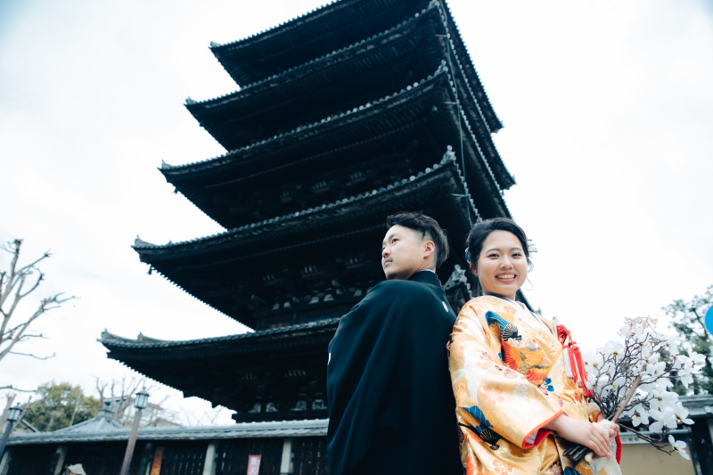 そびえたつ塔の麓で撮影