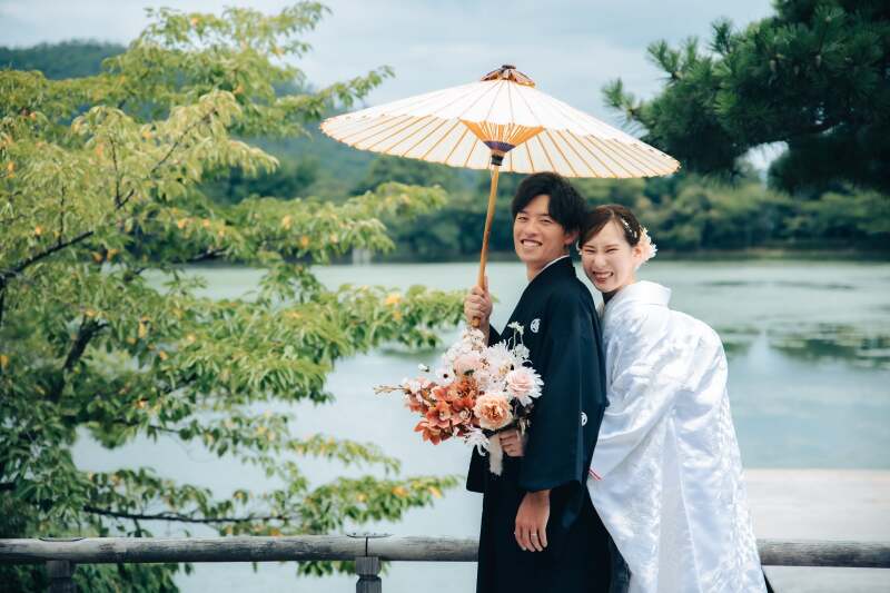 自然豊かな風景と可愛げに抱きしめる新婦様