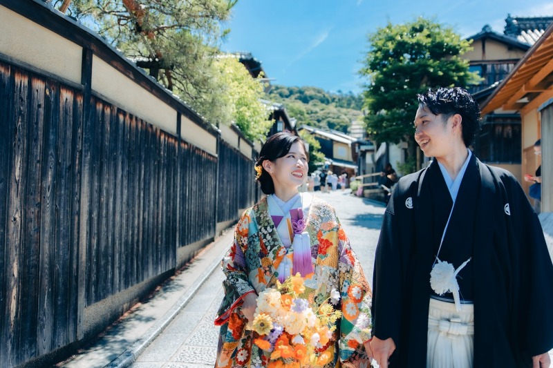 ニコニコ手を繋いで