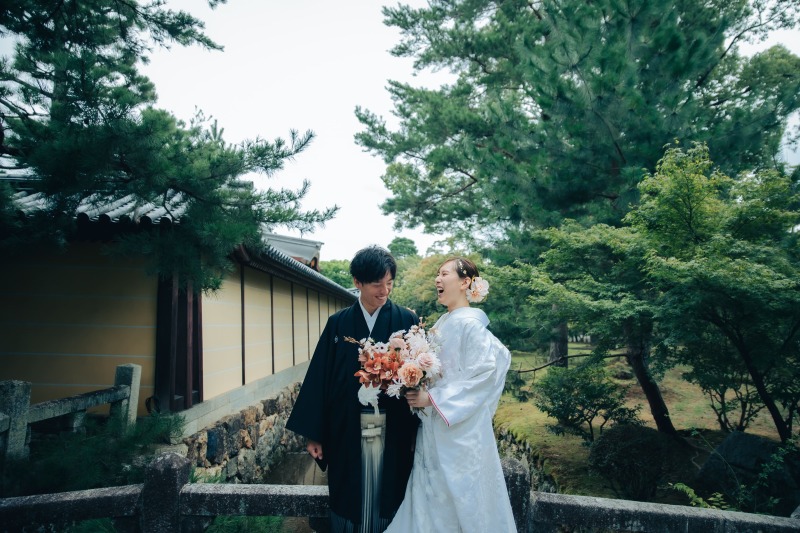 寺院の建物を使ったポーズが素敵