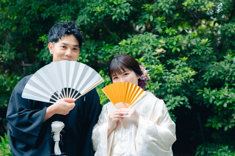 扇子で口元隠す可愛らしい一枚